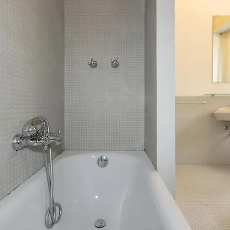 One Bedroom Of Comfort And Style In The Heart Of Milan